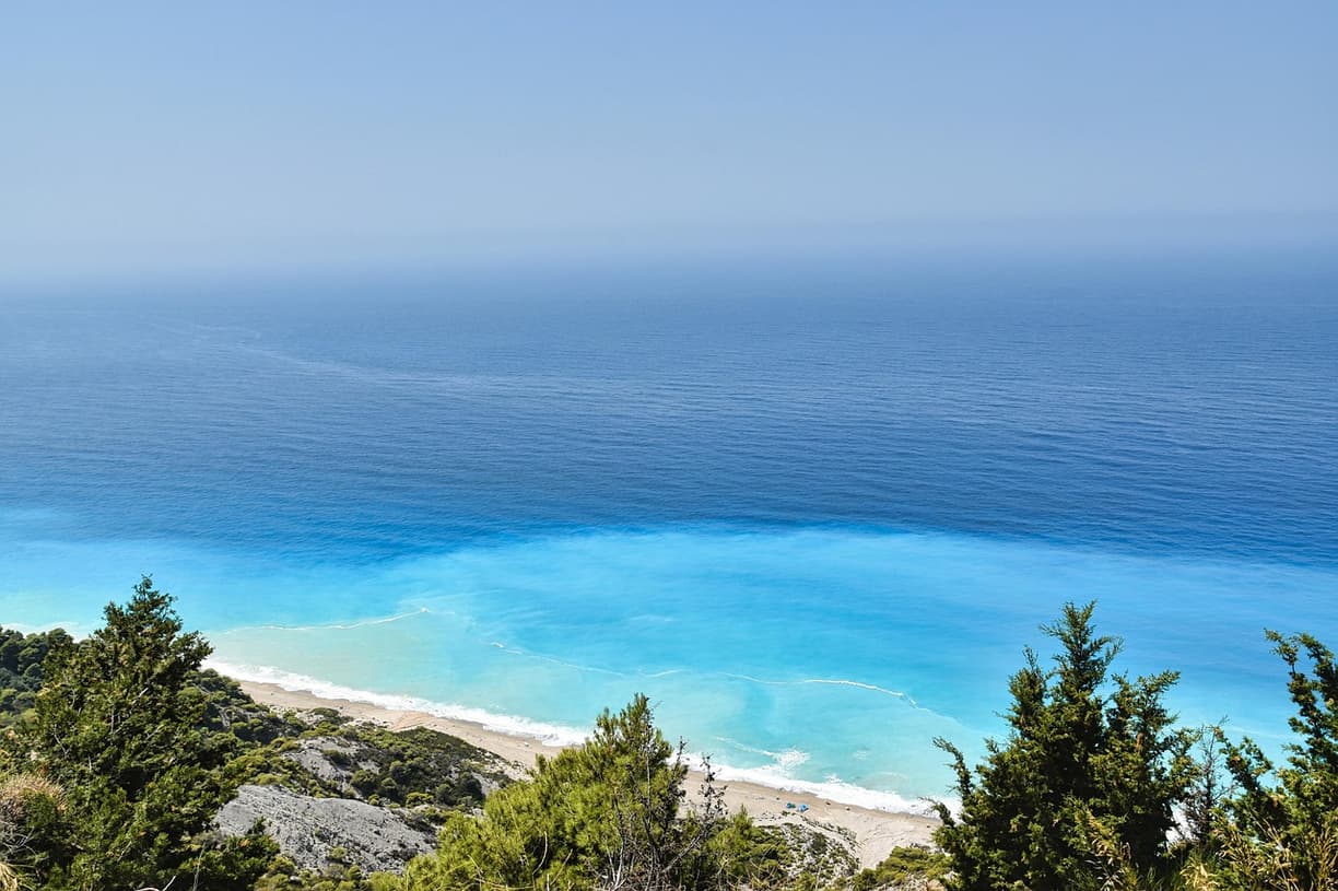 Blue Bay: kiedy jechać — pogoda, wiatr i temperatura wody?