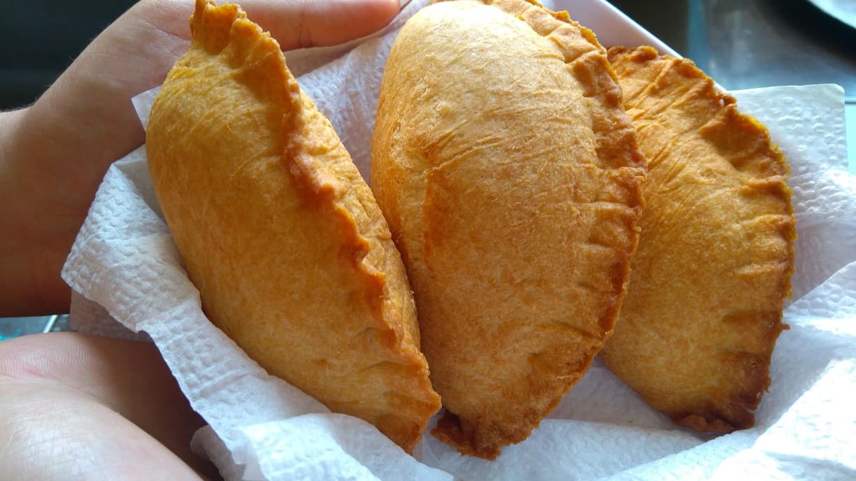 Pierożki empanadas na talerzu