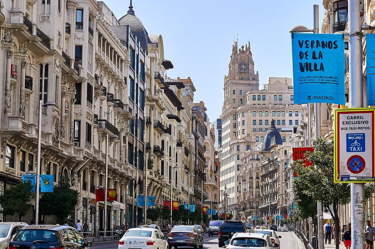 Widok na Gran Via w Madrycie