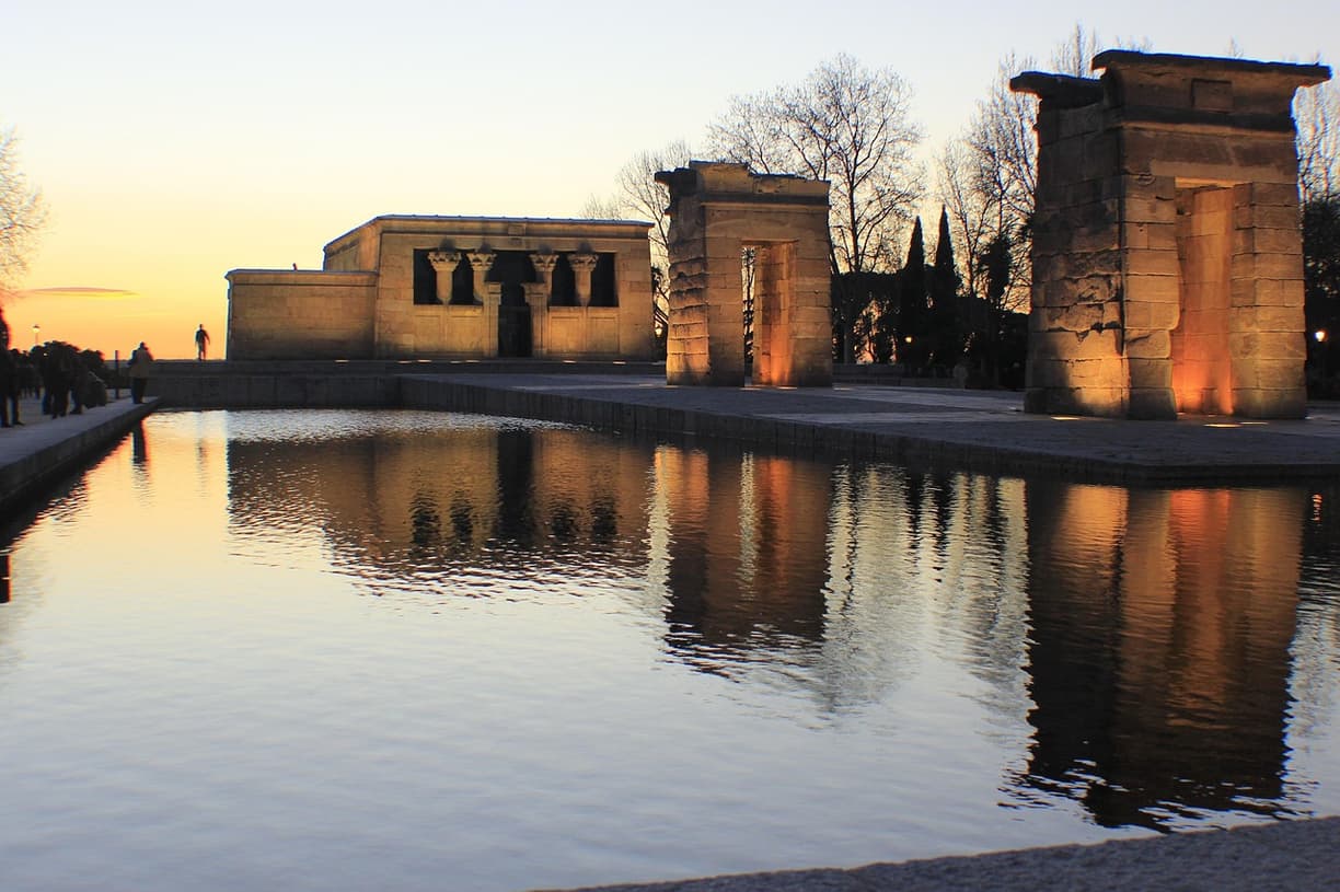 Widok na Templo de Debod podczas zachodu słońca