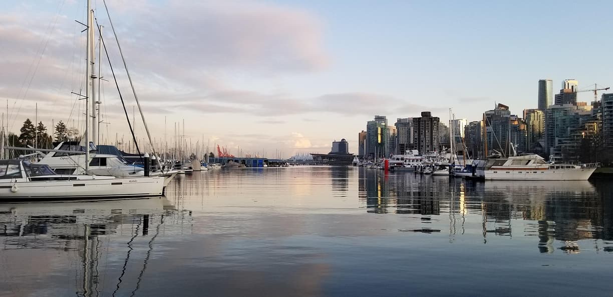 Szlak na promenadzie Seawall w Vancouver