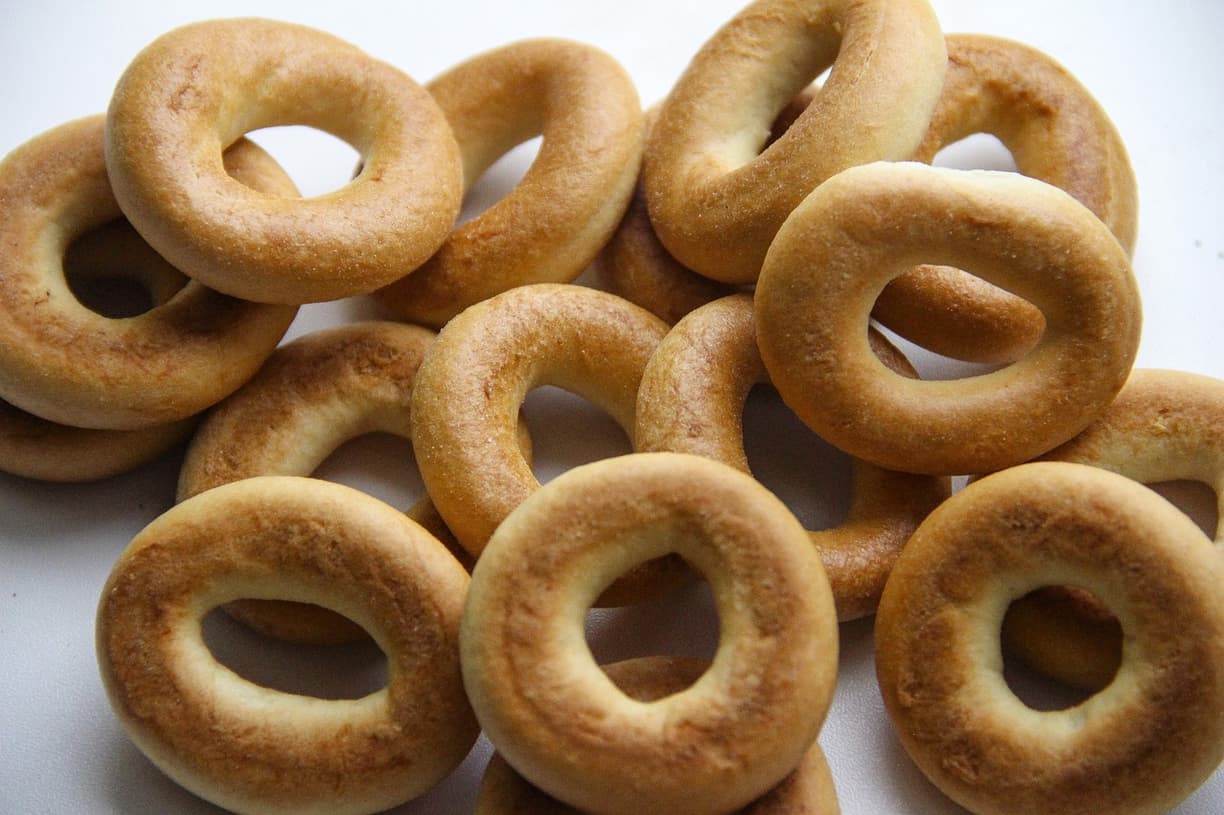 Bagle na talerzu z dodatkami