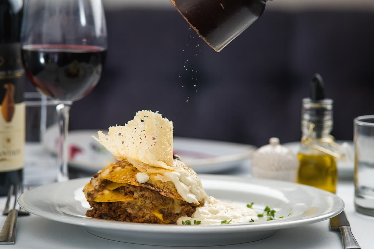 Siedzenia w eleganckiej restauracji przy plaży