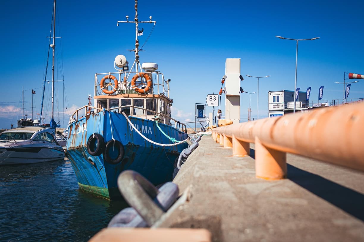Marina w Bodrum z jachtami o zachodzie słońca