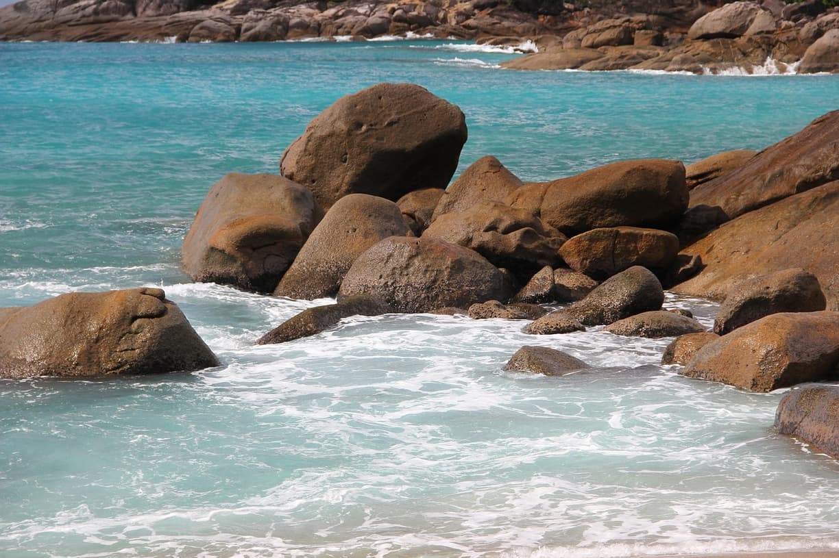 Samochód na tle krajobrazu wyspy Praslin