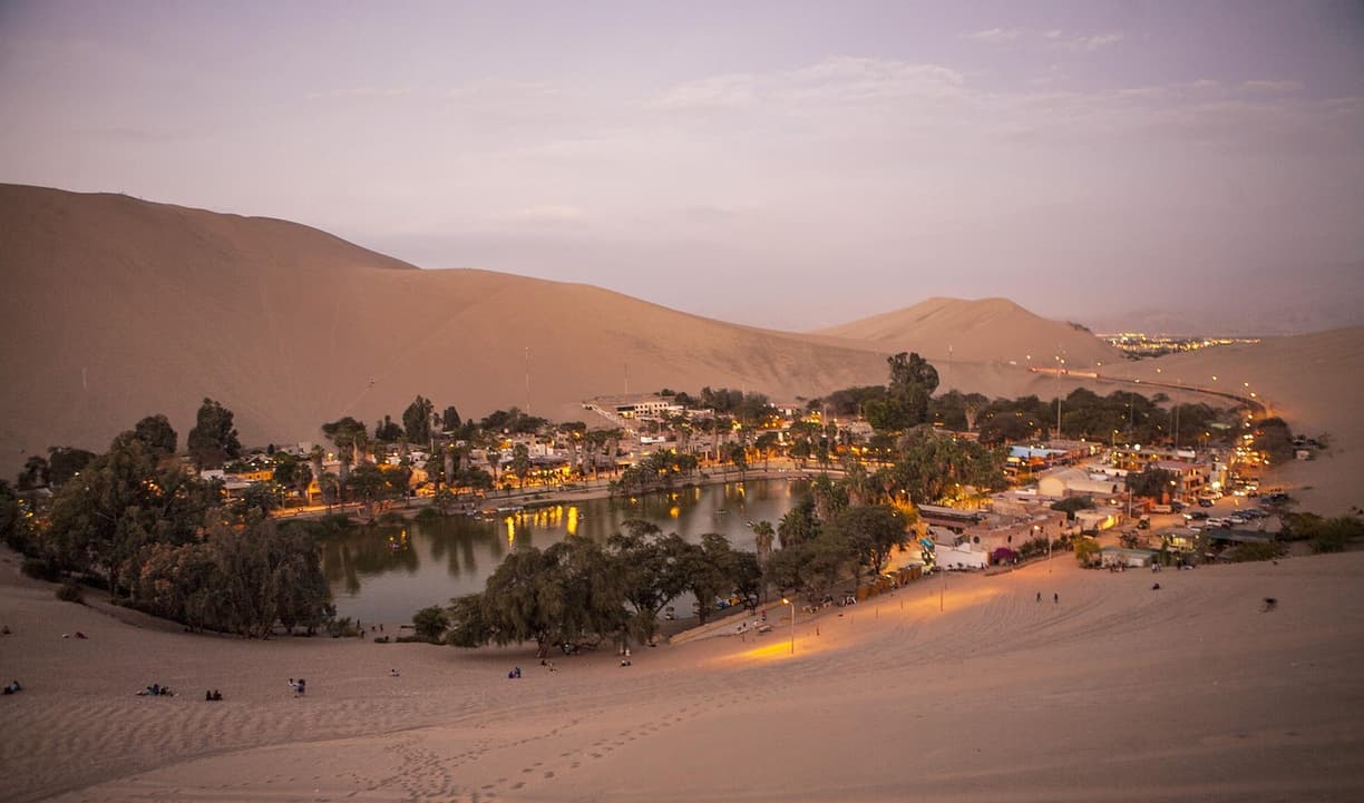 Oaza Huacachina otoczona wydmami
