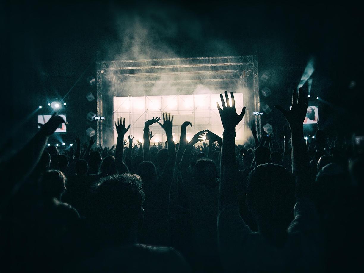 DJ w jednym z nocnych klubów w Bristolu