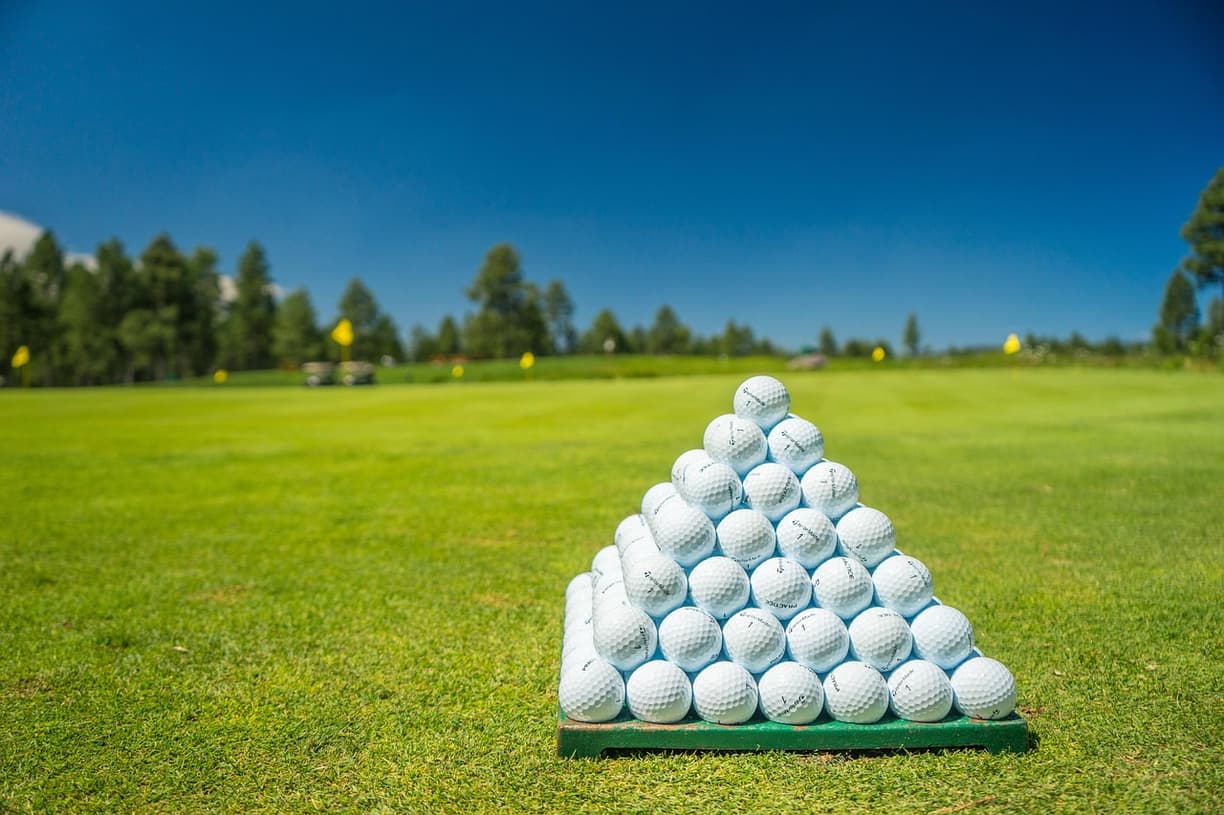 Piłki golfowe na polu w jesiennej scenerii