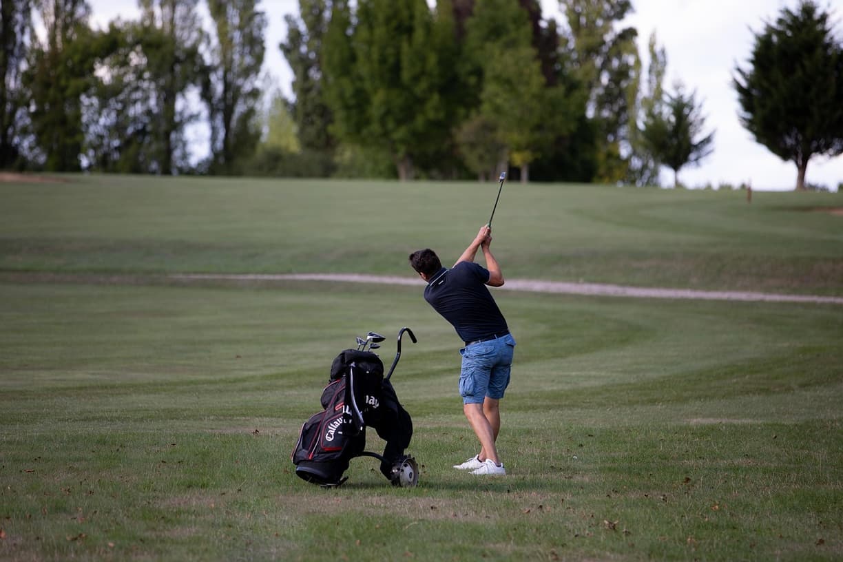 Jesienny golf trip: Maskat – pakiety nocleg + green fee i logistyczne tipy