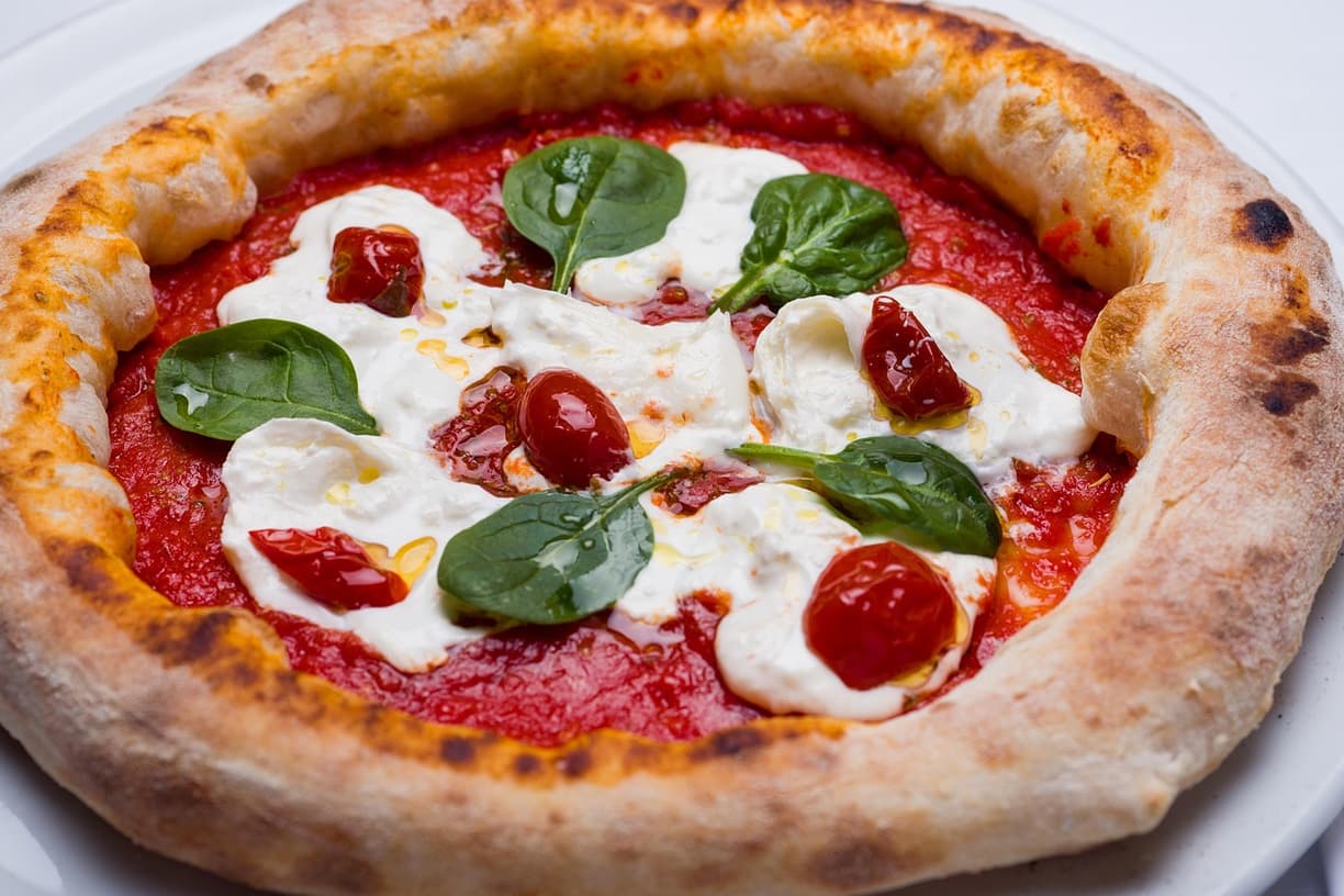 Smaczna pizza z truflami w pizzerii