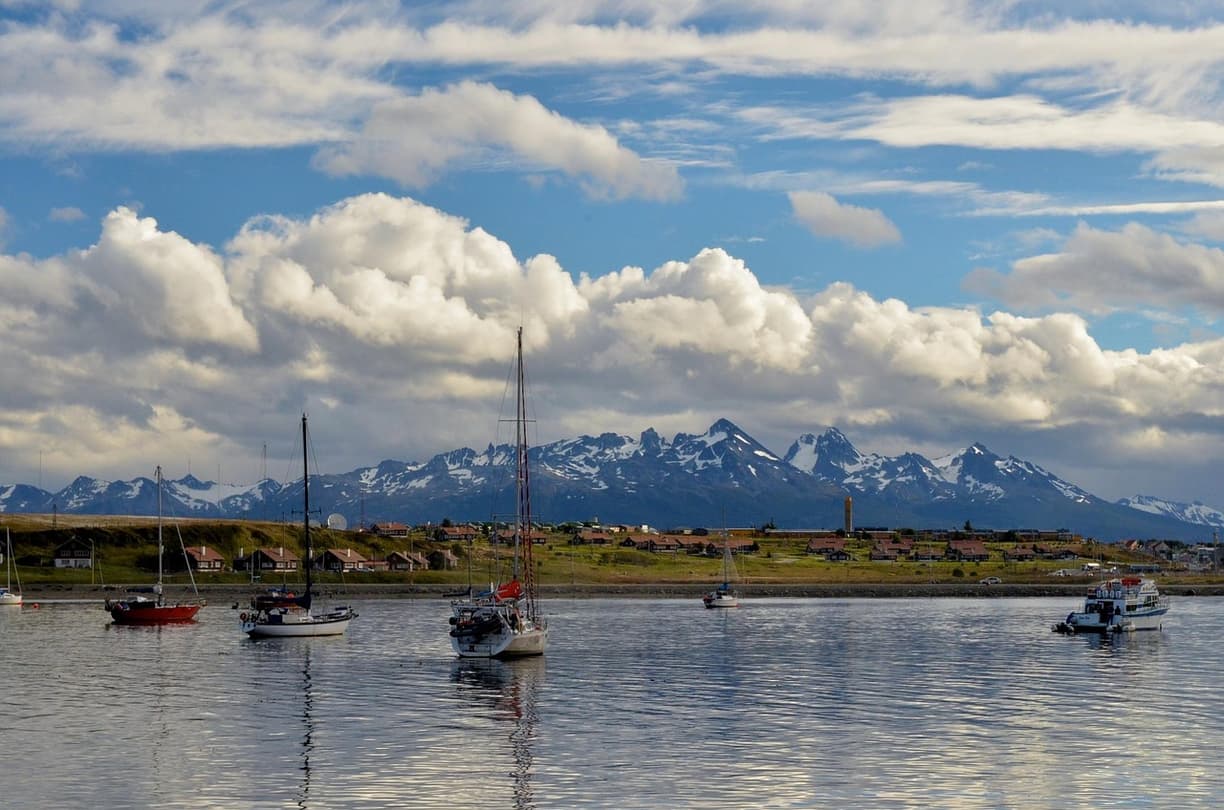 Piękny widok na Ushuaia podczas zachodu słońca