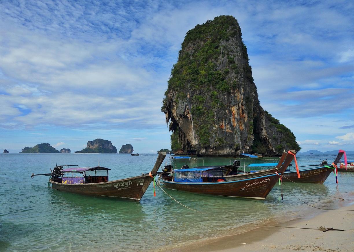 Widok na Phra Nang Beach i wapienne klify