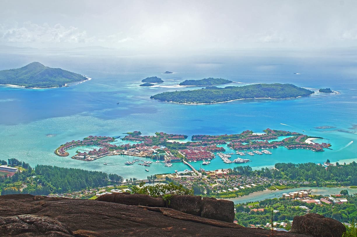 Beau Vallon w seszelskiej scenerii