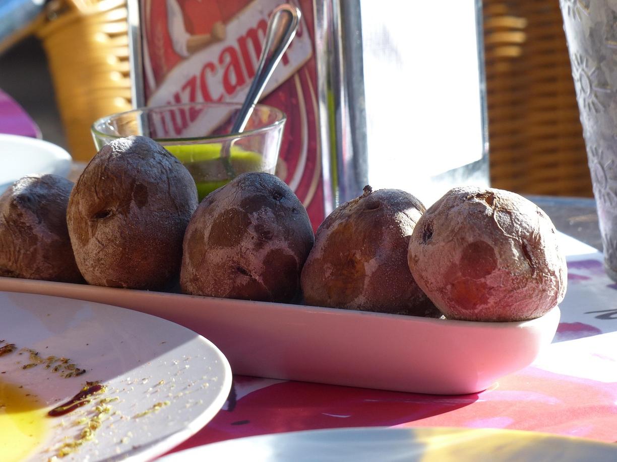 Papas Arrugadas podane z sosem mojo