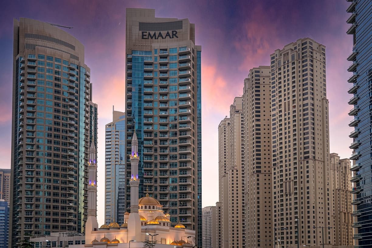 Dubaj: jak dojechać i gdzie spać — przejrzysty plan?