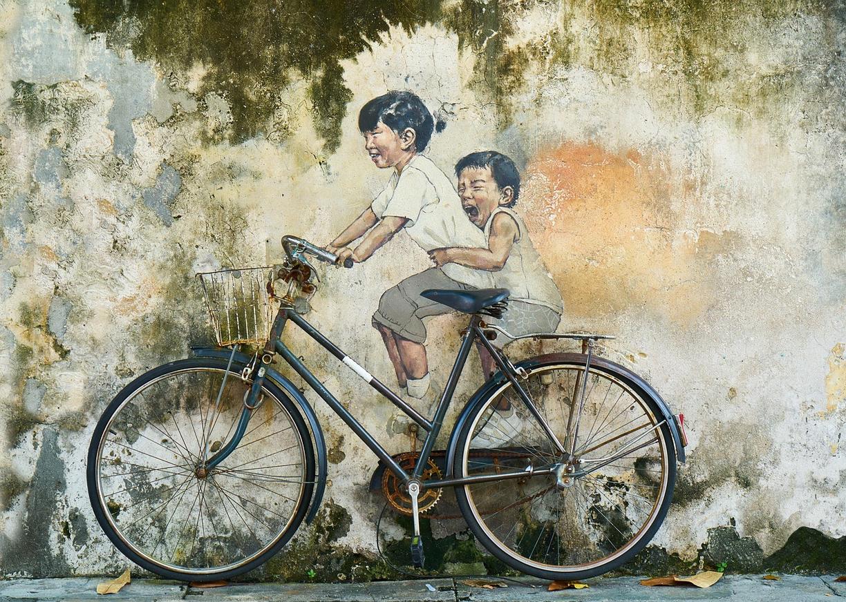 Mural Vhils z wyciętymi twarzami i futurystycznymi maszynami PixelPancho w Marvila