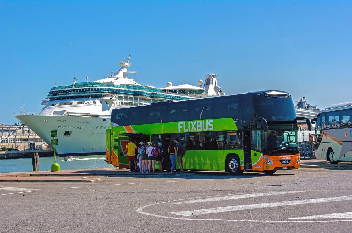 FlixBus na przystanku