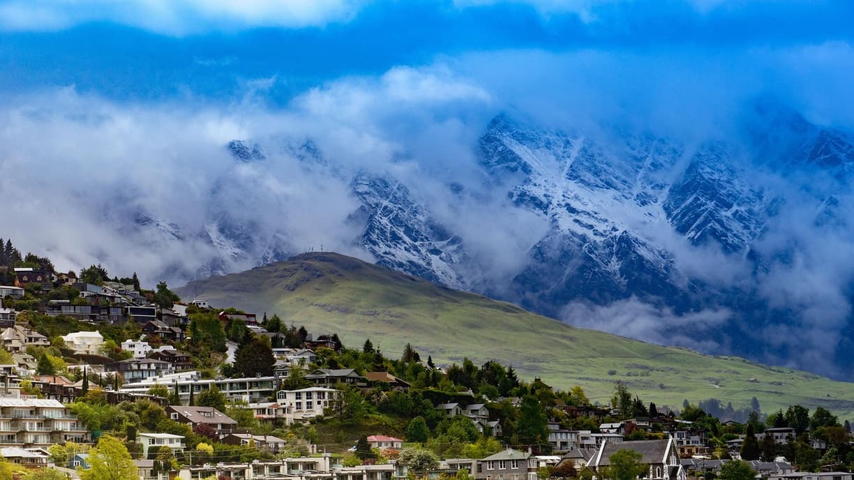 Widok na Queenstown w Nowej Zelandii z jeziora