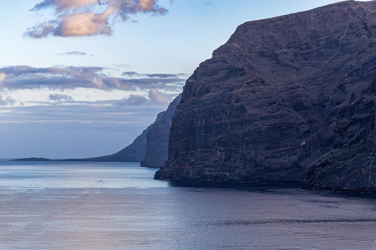 Widok na klify Los Gigantes z morza