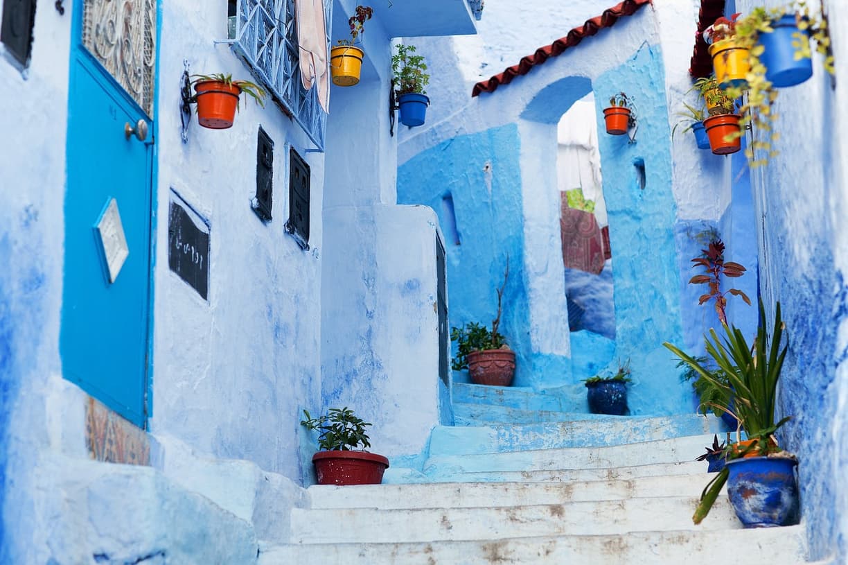 Niebieskie domy w Chefchaouen w otoczeniu gór