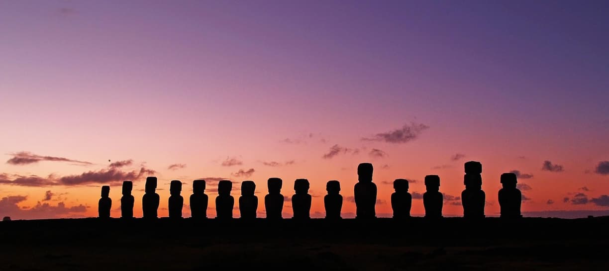 Posągi Moai na Wyspie Wielkanocnej