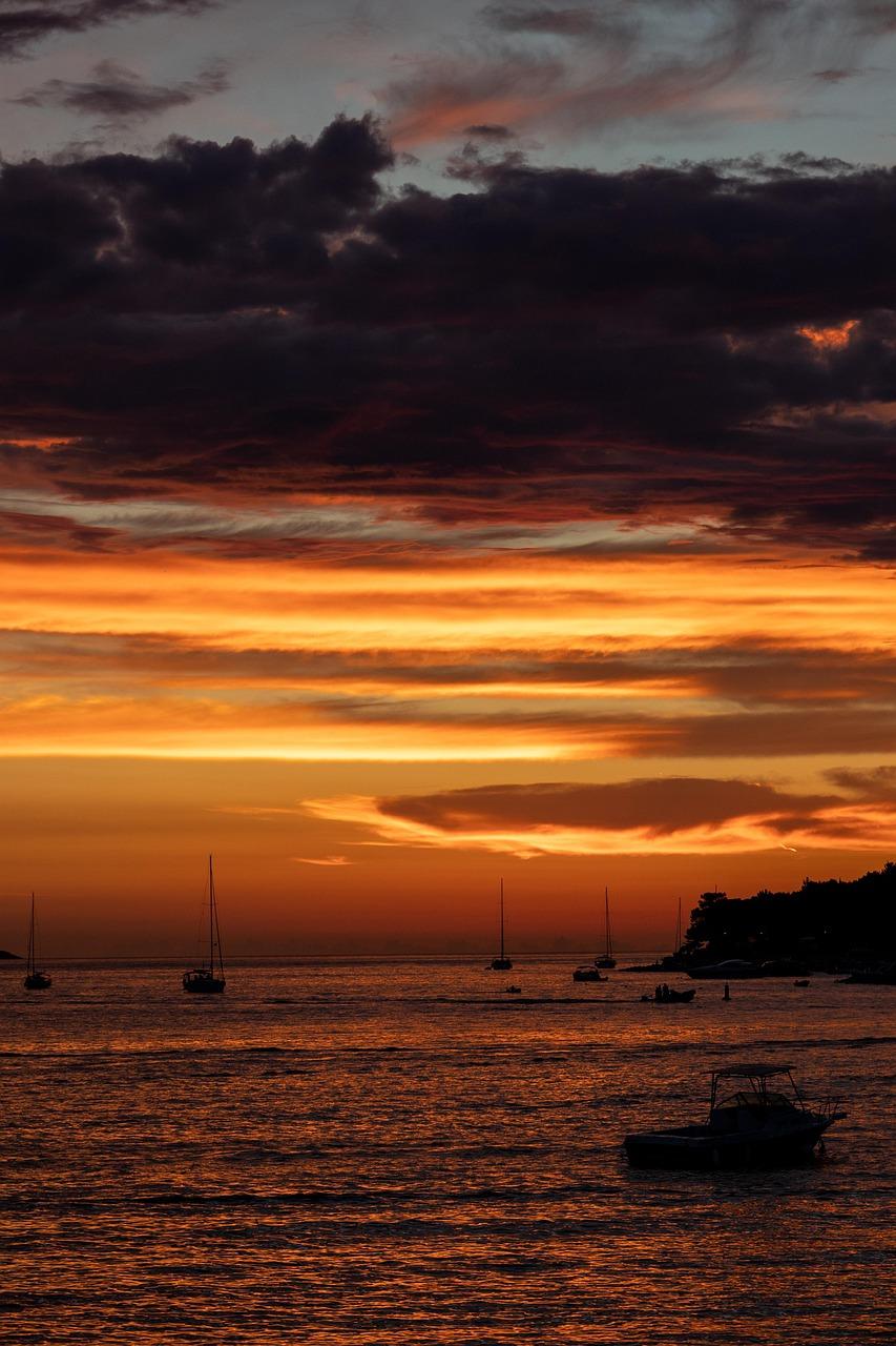 Słoneczne plaże na wyspie Hvar