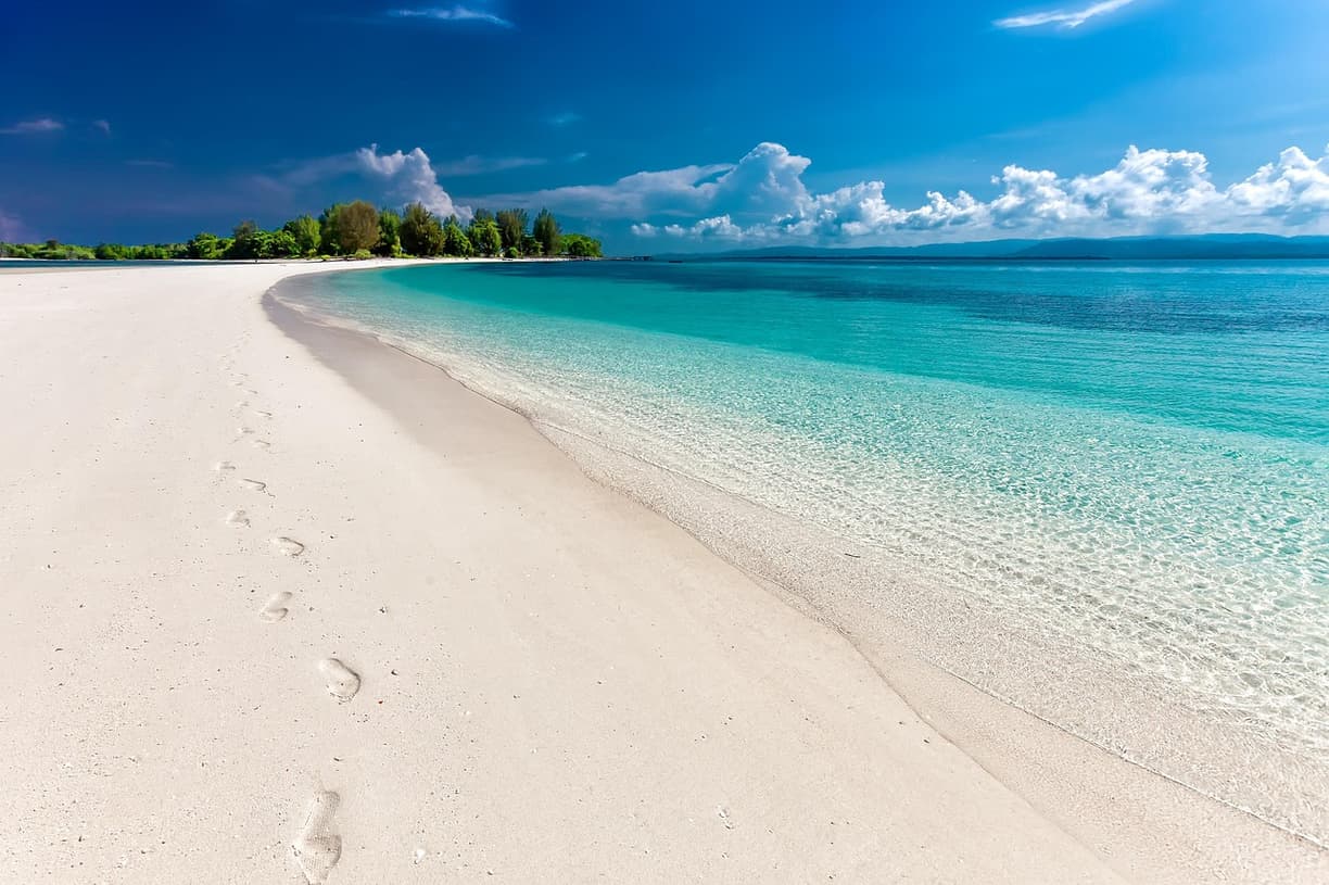 Makadi Beach z barami i restauracjami