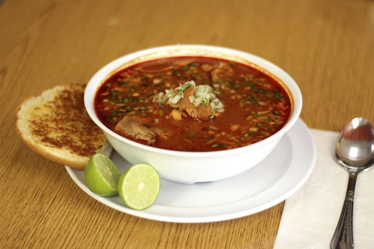 Tradycyjne meksykańskie jedzenie: pozole i tamales