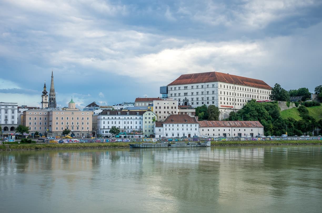 Linz: jak dojechać i gdzie spać — przejrzysty plan?