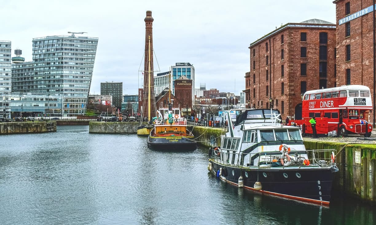 Royal Albert Dock z widokiem na Muzeum Historii Liverpoolu