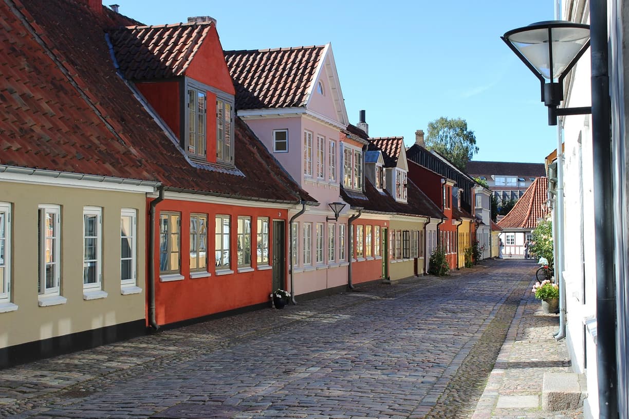 Odense, piękne miasto w Danii, atrakcyjne dla turystów z kulinarnymi zainteresowaniami.
