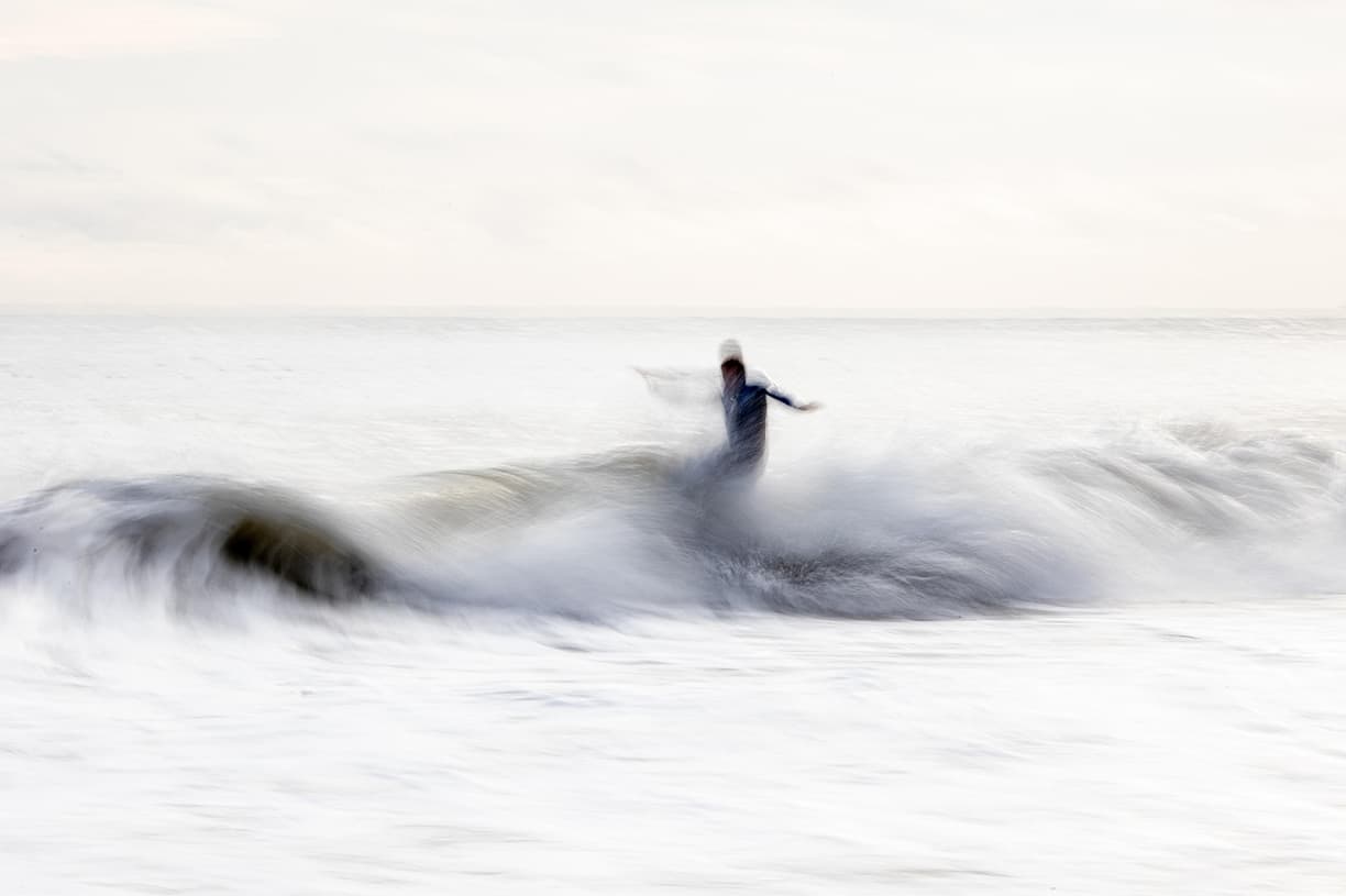 Surfer na plaży Jimbaran