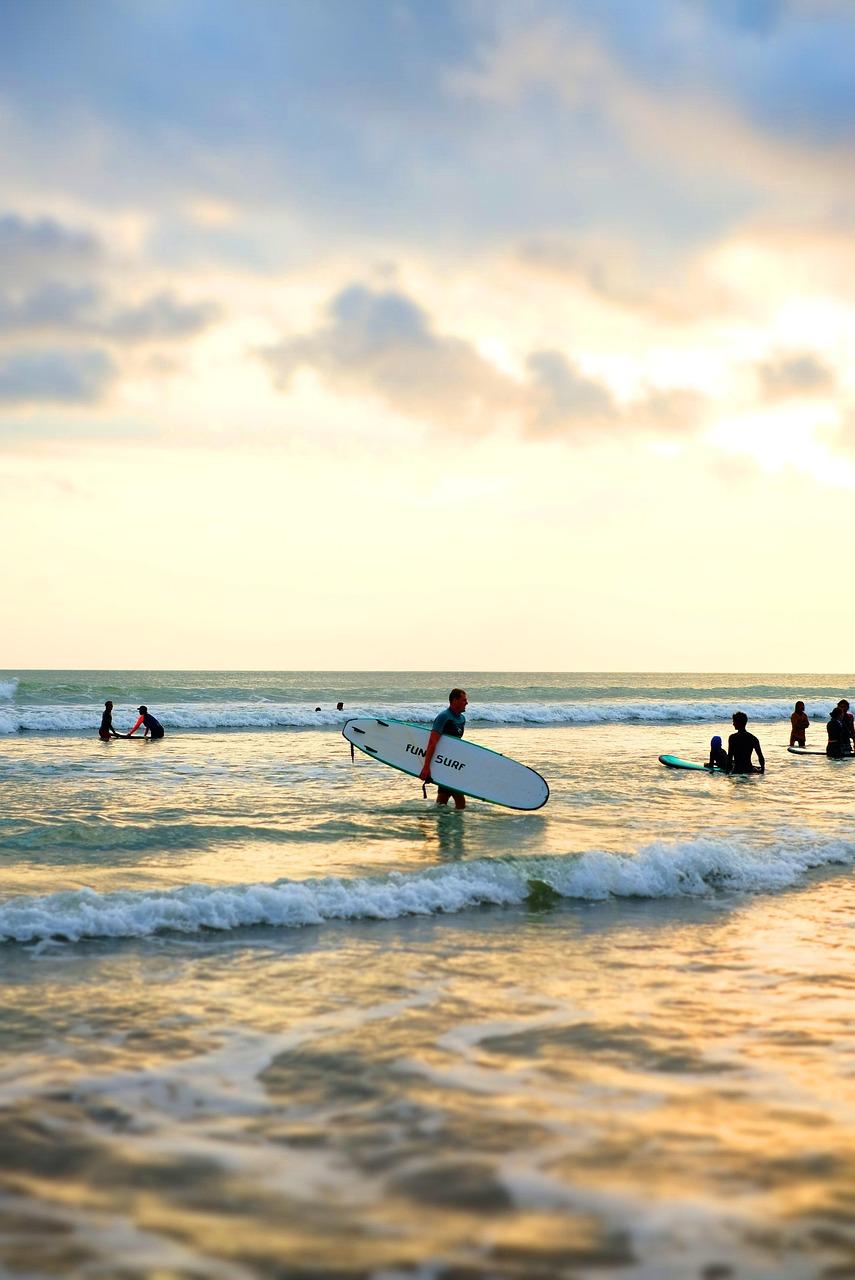 Surferzy na plaży Balangan