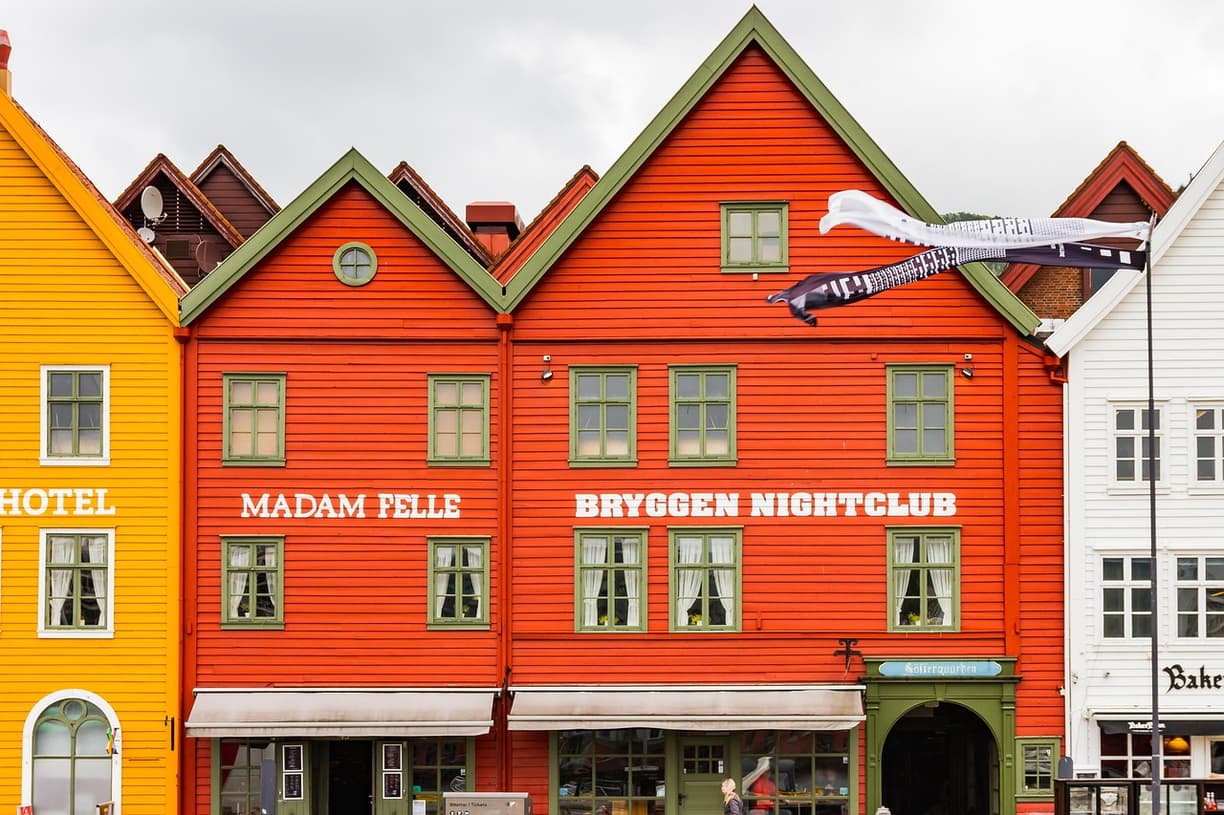 Kolorowe domy w dzielnicy Bryggen