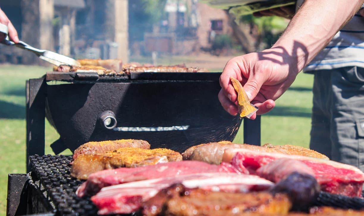 Grill w Mzoli's z wędzonym mięsem