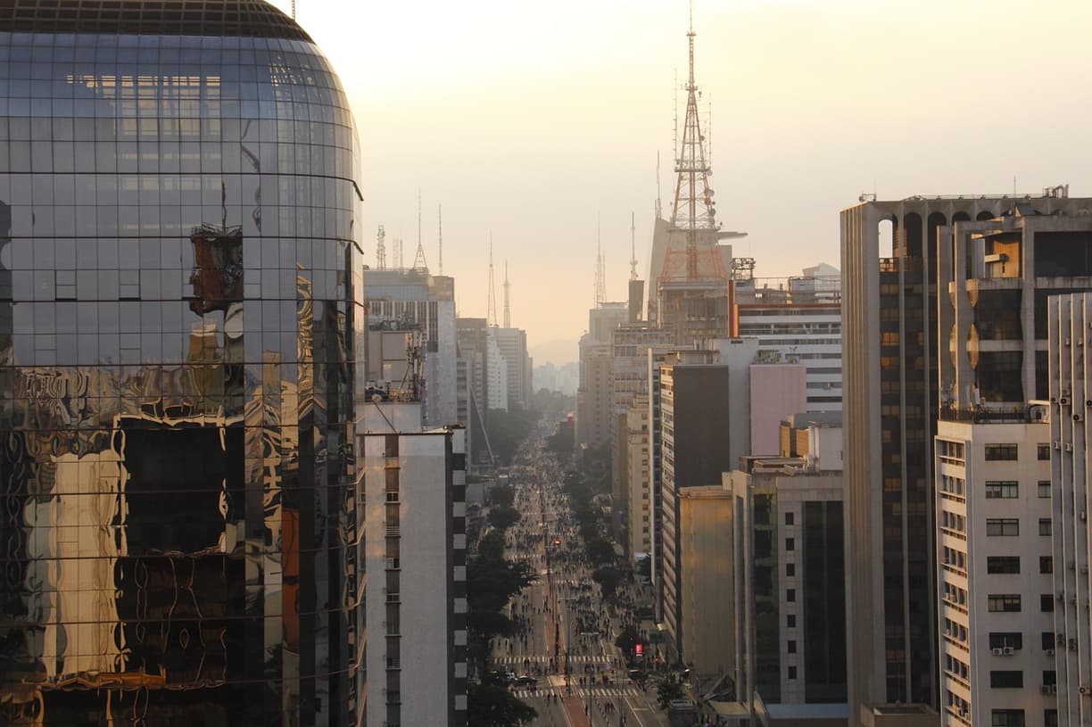 Zjadliwy widok na hotel w Avenida Paulista
