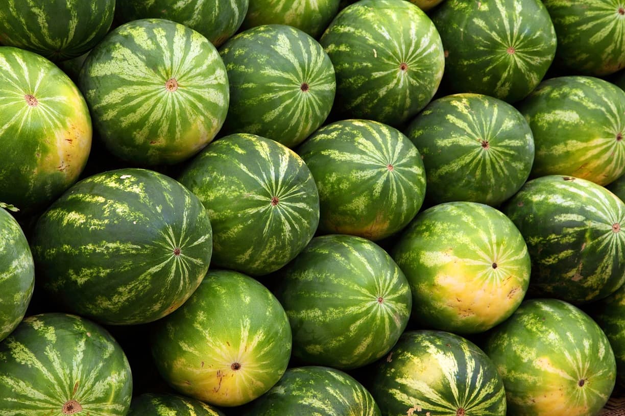 Kolorowe owoce i warzywa na rynku w Nadi