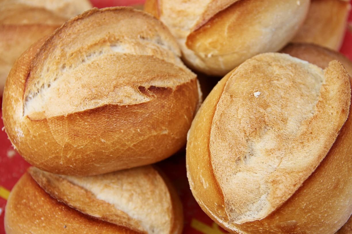 Świeżo wypiekane pieczywo w piekarni