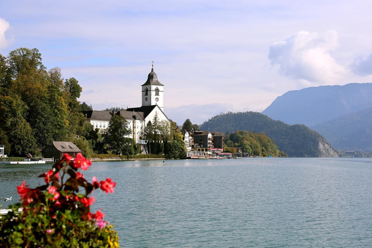 Jezioro Wolfgangsee z widokiem na góry