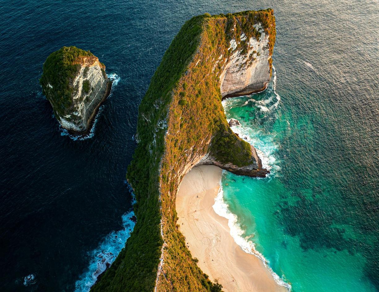 Zachód słońca na plaży na Bali 