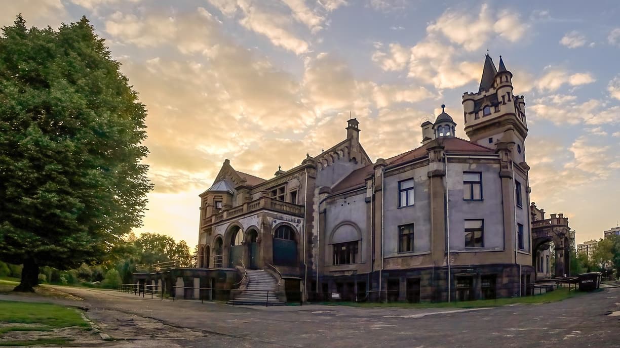 Zabytkowy budynek Katedry Matki Boskiej Wygnańczej