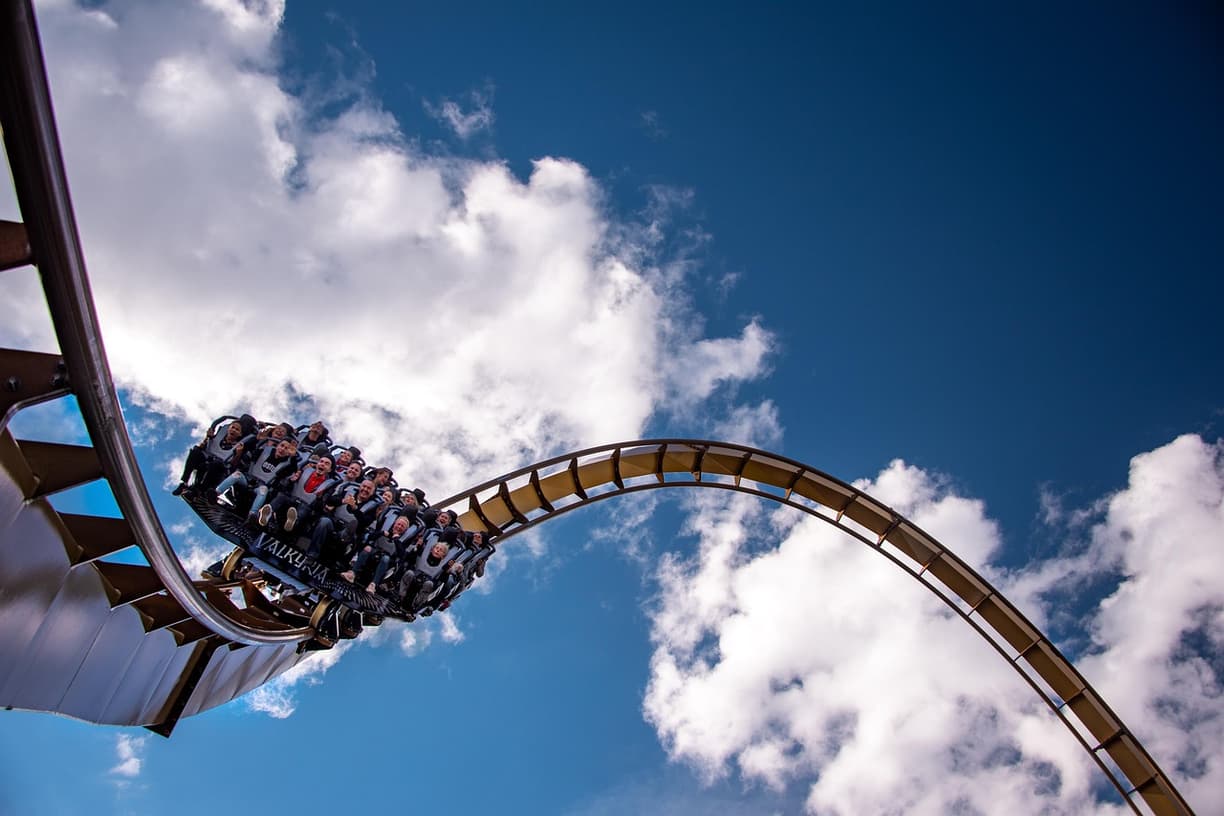 Wielokolorowe atrakcje w parku rozrywki Liseberg