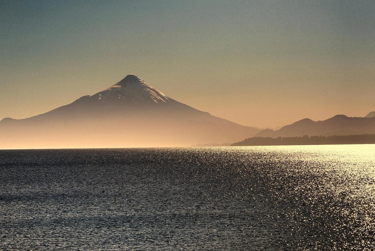 Widok na wulkan Osorno z jeziora