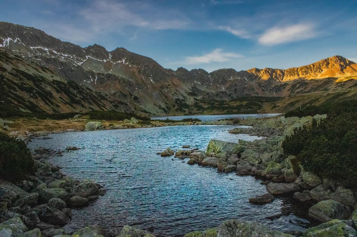 Widok z Peak Hill na jezioro i miasto