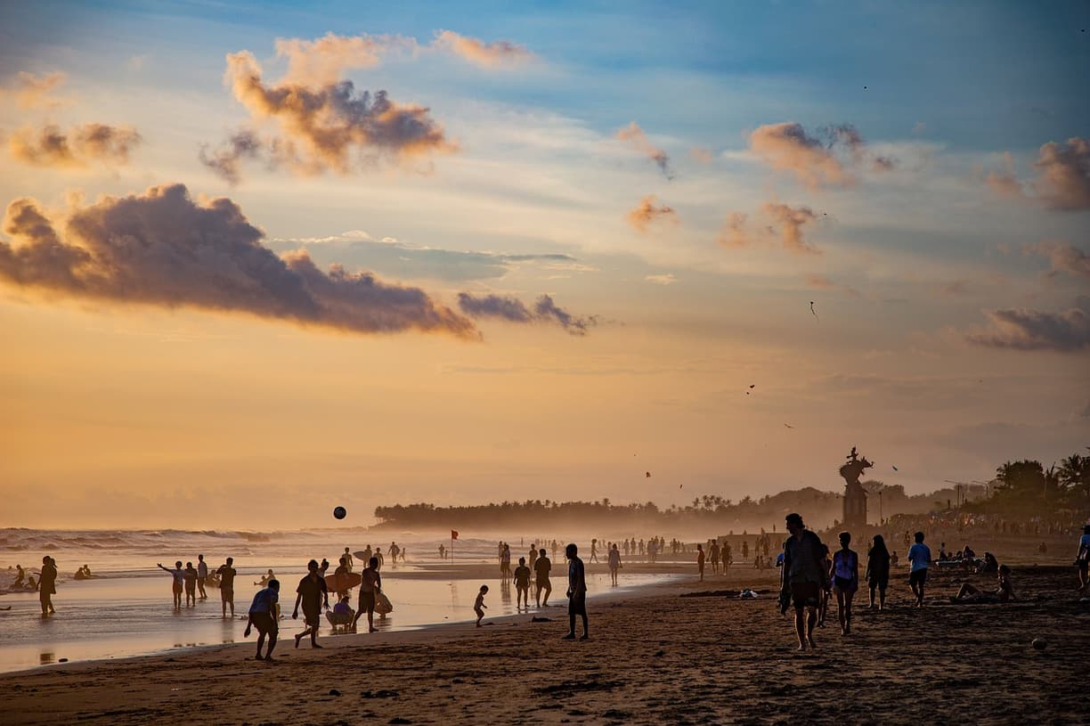 Zachód słońca w Canggu Beach z surferami