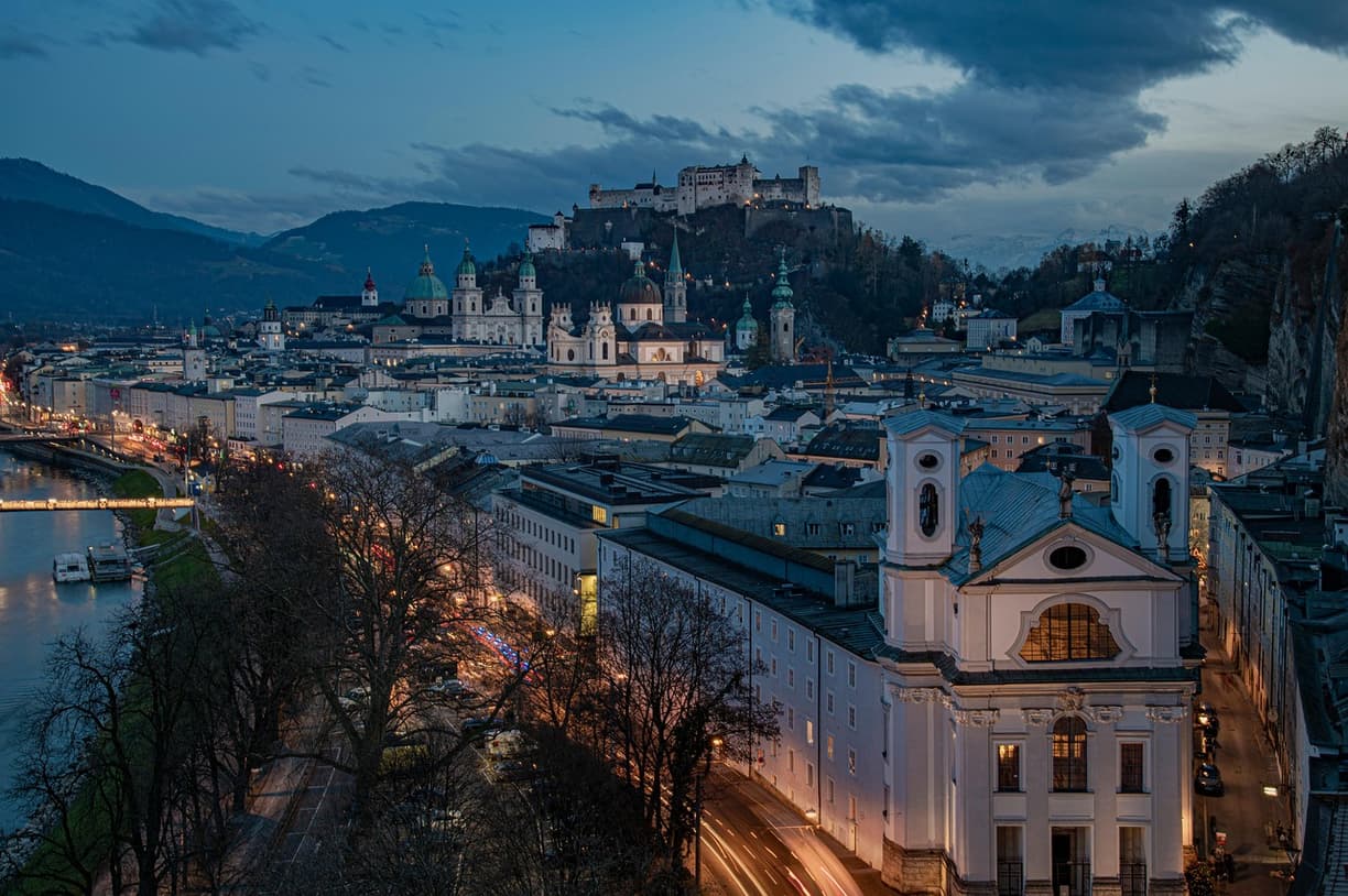 Zamek Hohensalzburg z widokiem na miasto