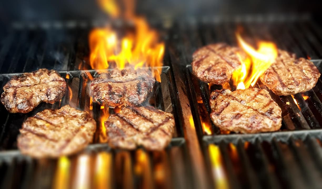 Jamaica Beef Patty na talerzu z dodatkami