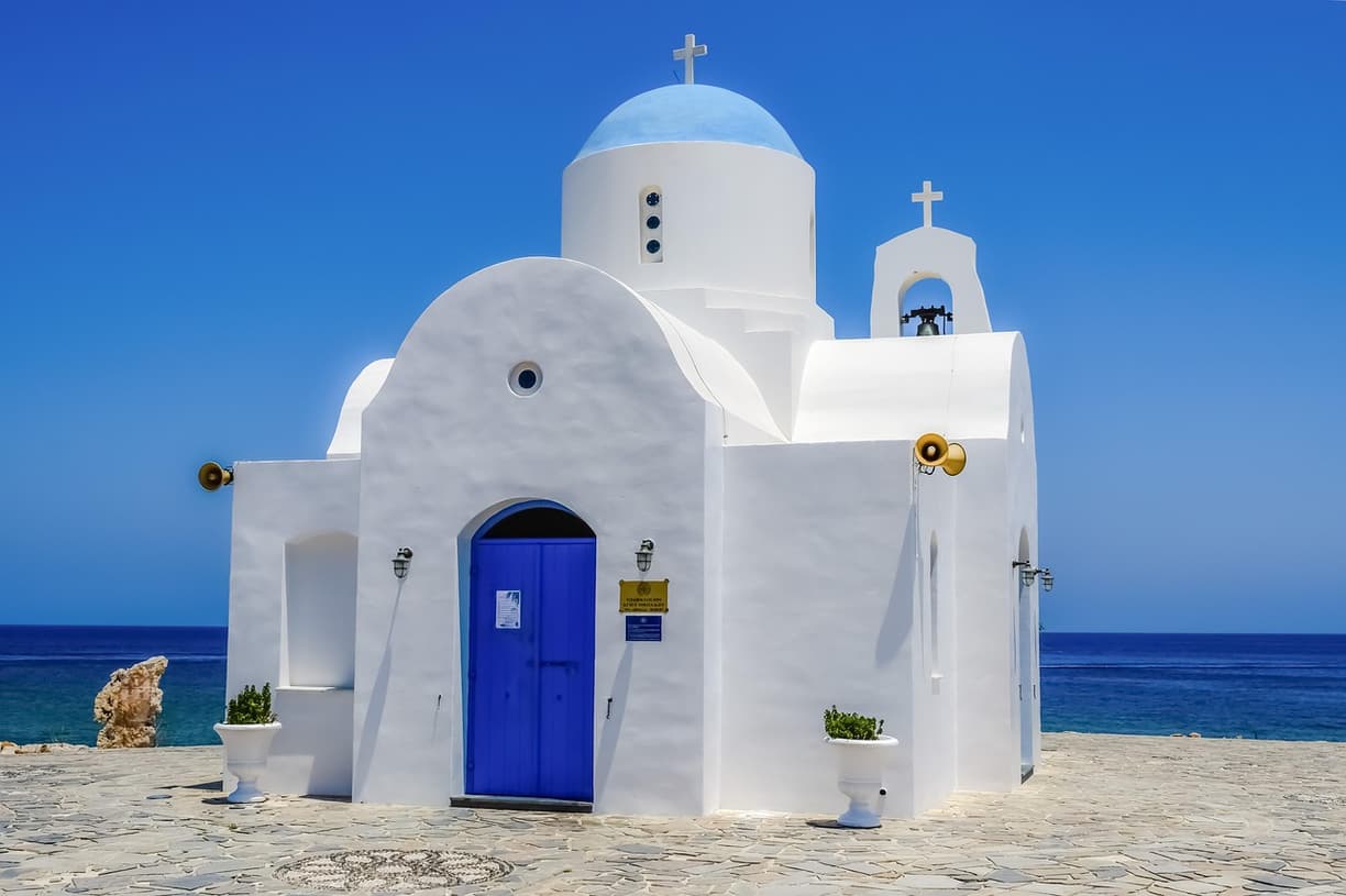 Kaplica Agios Nikolaos z widokiem na morze