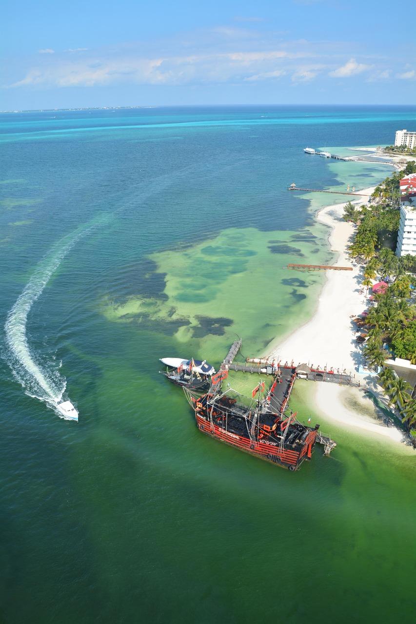Plaża w Cancun z turkusową wodą