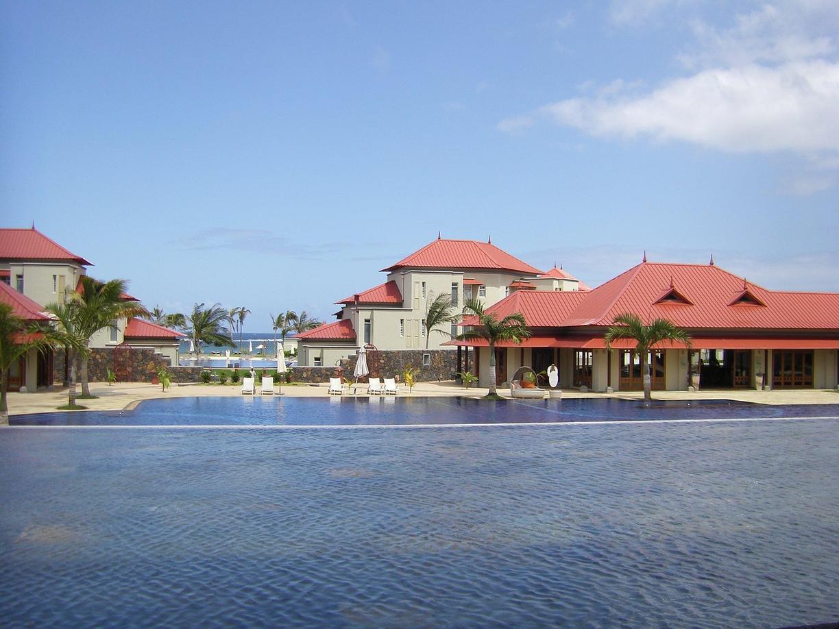 Plaża na Mauritiusie pod niebieskim niebem